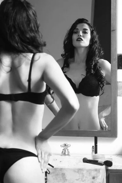 Menina em lingerie no espelho — Fotografia de Stock