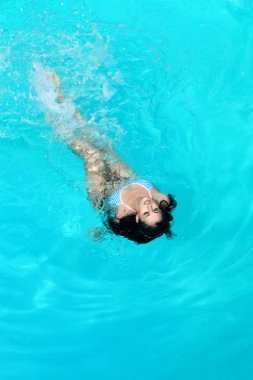 Bir havuzda güzel kadın