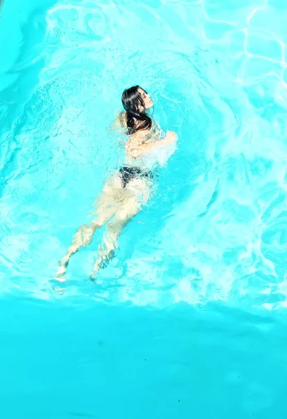 Sensual woman swimming II — Stock Photo, Image