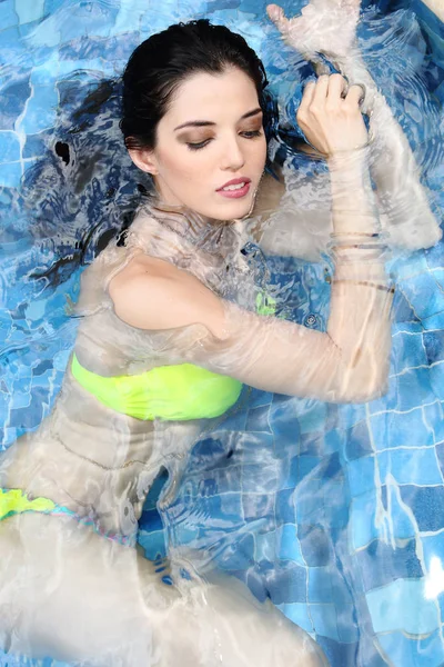 Mulher bonita na piscina II — Fotografia de Stock
