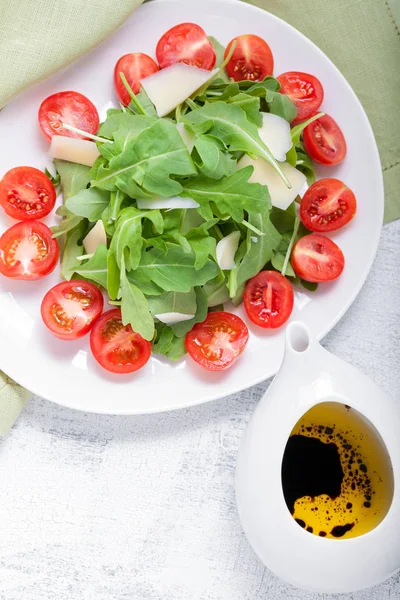 Salada com rúcula, tomates — Fotografia de Stock