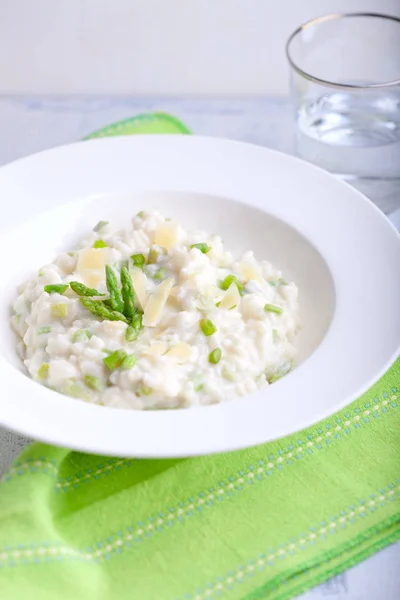 Risotto dengan Asparagus dalam piring putih — Stok Foto