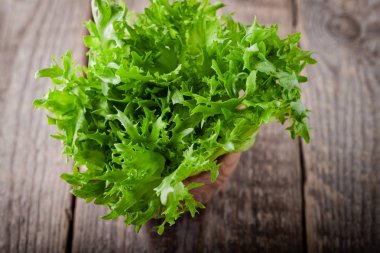 Ahşap bir masa üzerinde taze yeşil salata