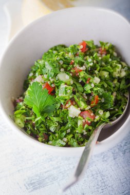 Quinoa tabbouleh salata ahşap bir masa üzerinde