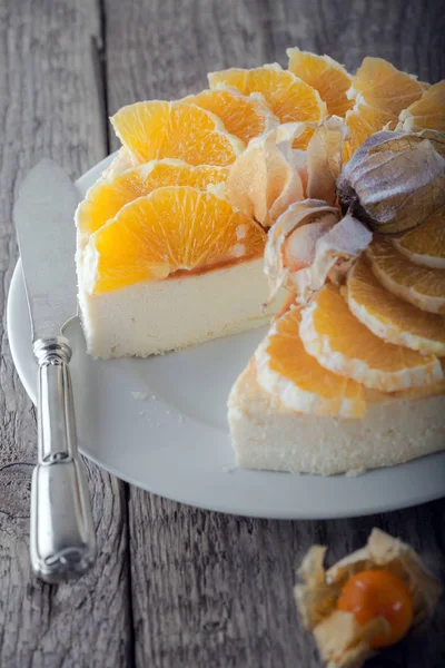 Tarta de queso decorada con naranjas y physalis — Foto de Stock