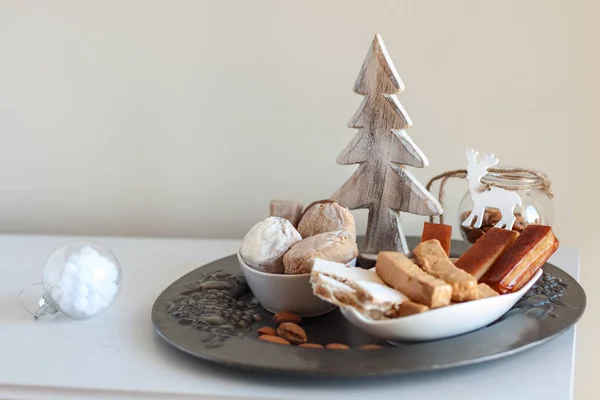 Turron, Mantecados und Polvorones, typische spanische Weihnachtssüßigkeiten — Stockfoto