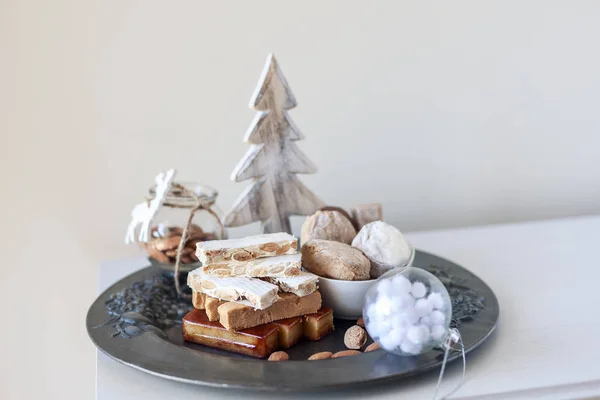 Turron, Mantecados und Polvorones, typische spanische Weihnachtssüßigkeiten — Stockfoto