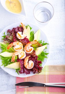 Hardal soslu avokado karides salatası