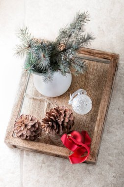 Beyaz bir arka plan üzerinde Noel simgeler