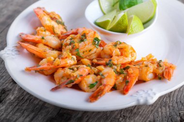 Kızarmış karides beyaz tabakta limonlu