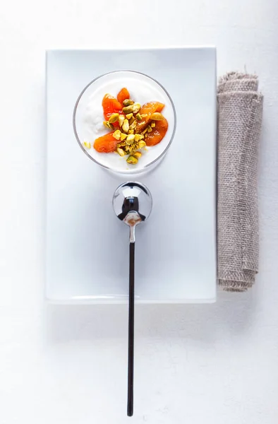 Yogurt buatan sendiri dengan aprikot kering — Stok Foto