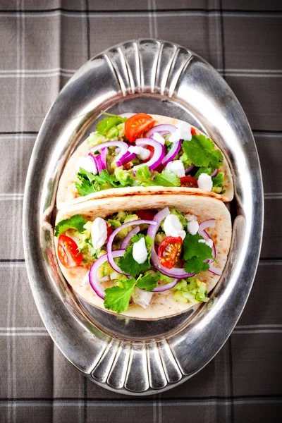 Tacos de frango com verduras em uma panela — Fotografia de Stock