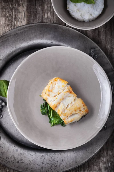 Filetes de bacalhau fritos e espinafres — Fotografia de Stock