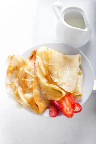 Crepes with strawberries — Stock Photo, Image