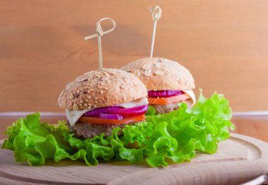 Çizburger domates, soğan ve yeşil salata ile