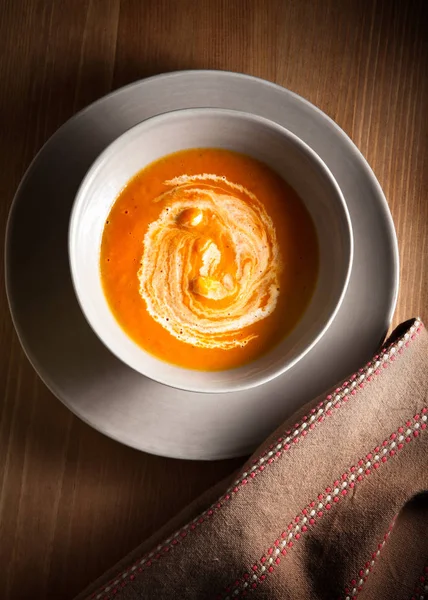 Sup labu dengan krim asam di atas meja — Stok Foto