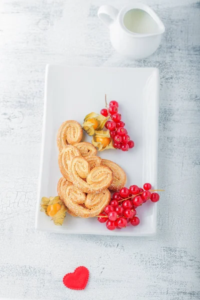 Печенье в форме сердца с сахаром и корицей — стоковое фото