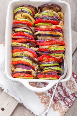 Bir peçeteye hizmet Tian sebze güveç