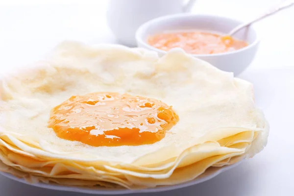 Crispy crepes with apricot jam served on a table. — Stock Photo, Image