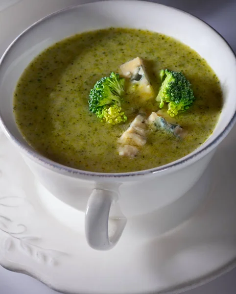 Uma tigela de sopa de brócolis cremosa — Fotografia de Stock