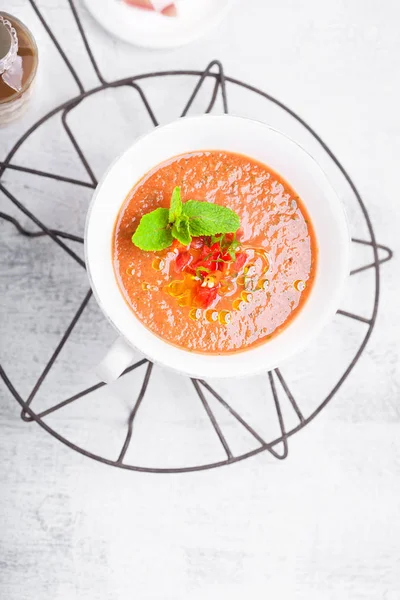 Taça de sopa de tomate fresco Gazpacho em um fundo branco . — Fotografia de Stock