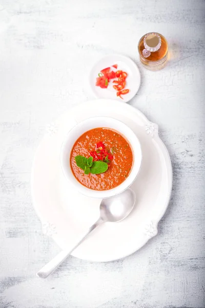 Puchar świeżych pomidorów zupy gazpacho. — Zdjęcie stockowe