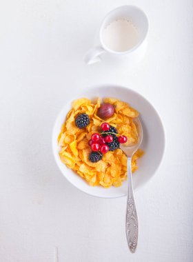 Mısır gevreği çilek ile