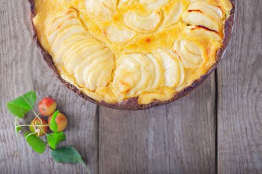 Elmalı turta ile muhallebi ahşap tablo