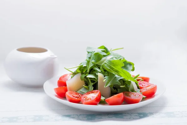 Salada com rúcula, tomates — Fotografia de Stock