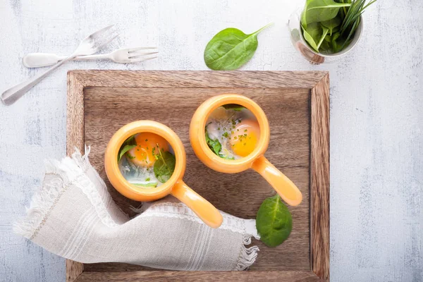 Pečená vejce se špenátem — Stock fotografie