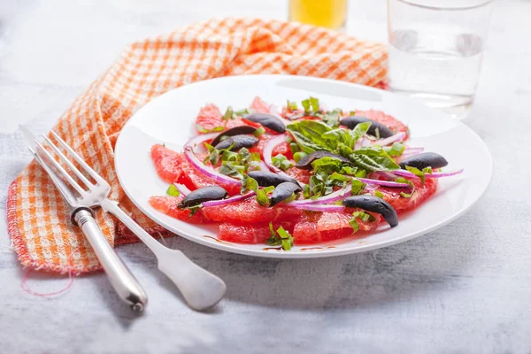 Salada de toranja com azeitonas, cebola vermelha, manjericão — Fotografia de Stock