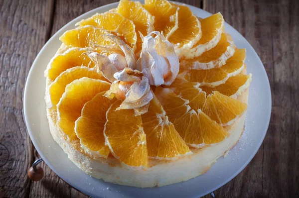 Bolo de queijo decorado com laranjas e physalis — Fotografia de Stock