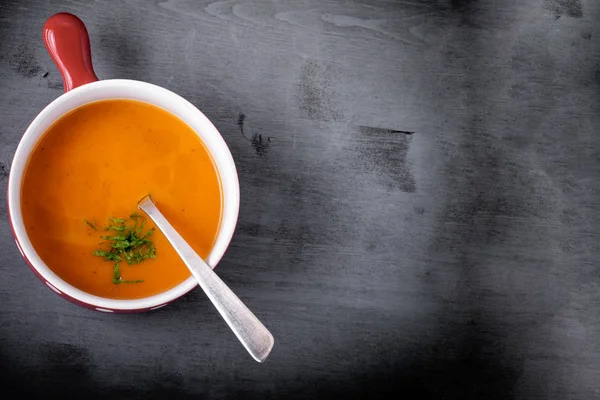 Sup kreme labu dengan sendok disajikan di atas meja . — Stok Foto
