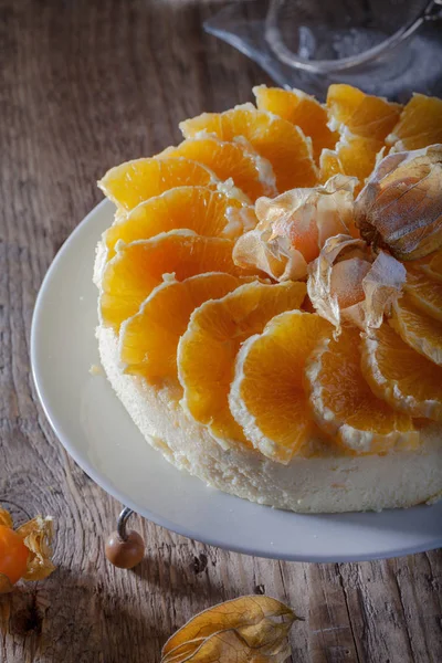 Tarta de queso decorada con naranjas y physalis . — Foto de Stock