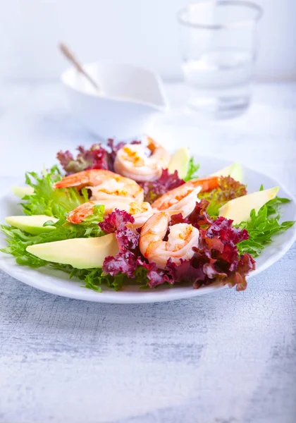 Salada de camarão abacate com molho de mostarda — Fotografia de Stock