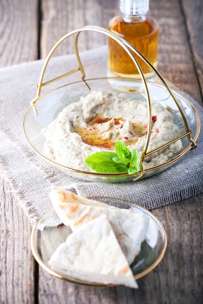 Baba ghanoush, salsa de berenjenas, comida mediterránea . —  Fotos de Stock