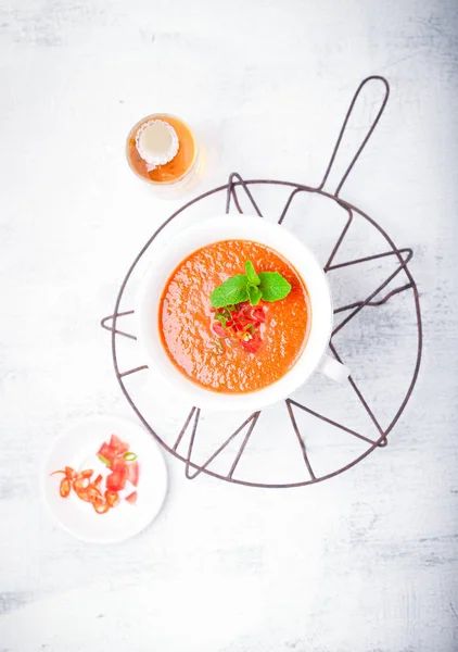 Puchar świeżych pomidorów zupy gazpacho . — Zdjęcie stockowe