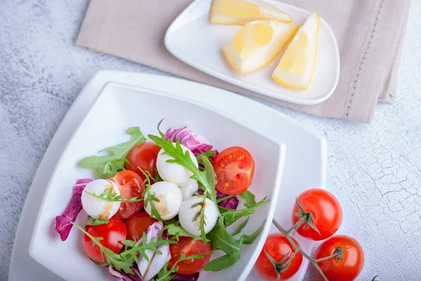 Salada com mussarela — Fotografia de Stock