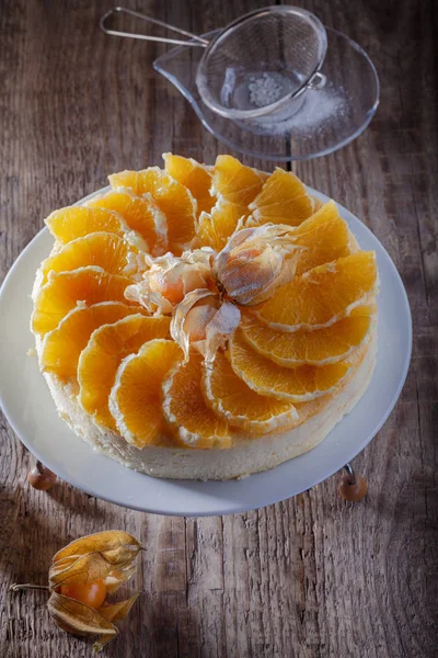 Tarta de queso decorada con naranjas y physalis . —  Fotos de Stock
