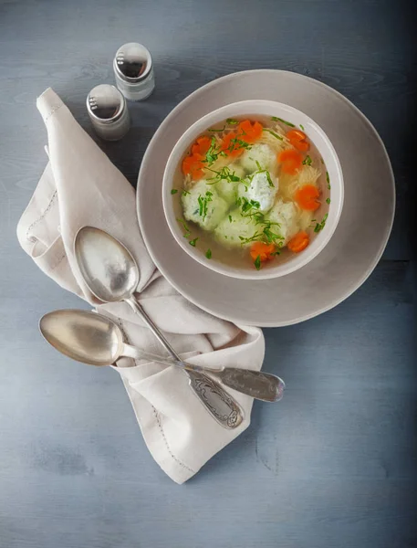 Sopa de frango com almôndegas e legumes — Fotografia de Stock