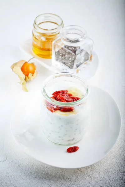 Yogur con bayas de goji, semillas de chía y miel — Foto de Stock