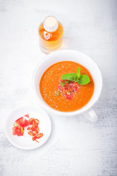 Puchar świeżych pomidorów zupy gazpacho. — Zdjęcie stockowe