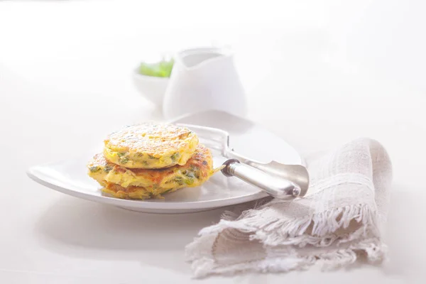 Healthy vegetarian zucchini fritters — Stock Photo, Image