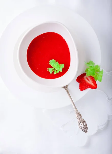 Sup stroberi dengan serbet putih di atas meja. — Stok Foto