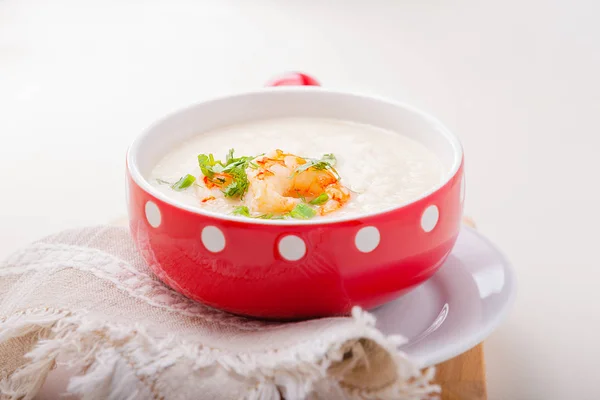 Чаша вершкового супу з цвітної капусти з креветками . — стокове фото