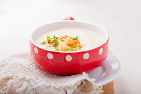 Uma tigela de sopa de couve-flor cremosa com camarões . — Fotografia de Stock