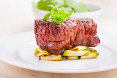 Kızarmış et ve sebze.