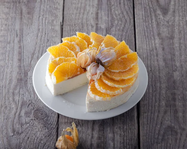 Tarta de queso decorada con naranjas y physalis — Foto de Stock