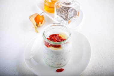 Goji meyveleri, chia tohum ve ballı yoğurt