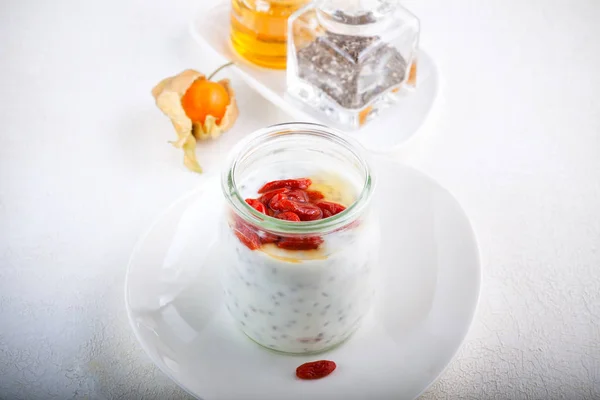 Yogur con bayas de goji, semillas de chía y miel — Foto de Stock